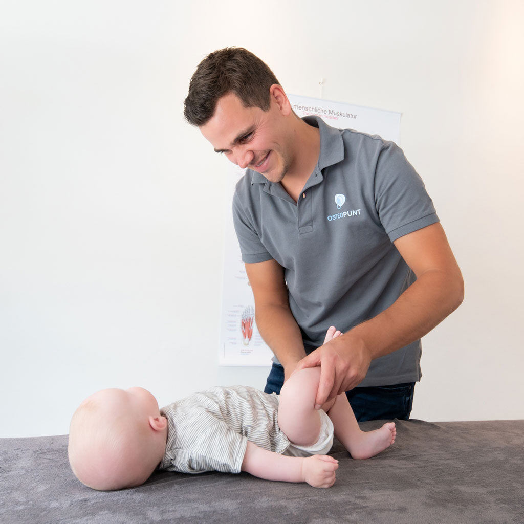 Osteopaat behandelt baby